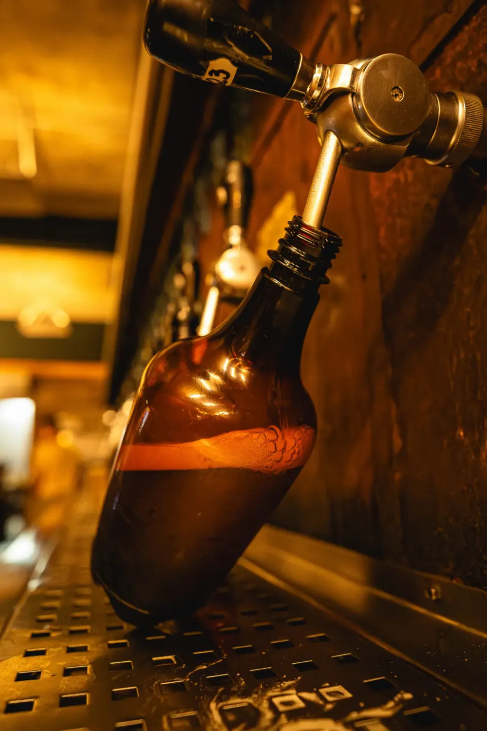 Growler sendo enchido na torneira