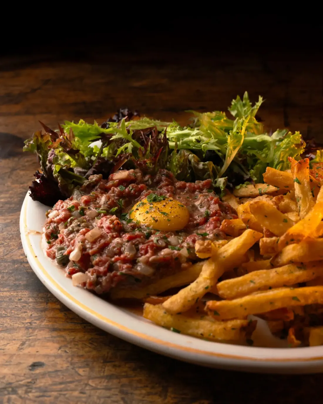 Prato com carne, batatas fritas e salada