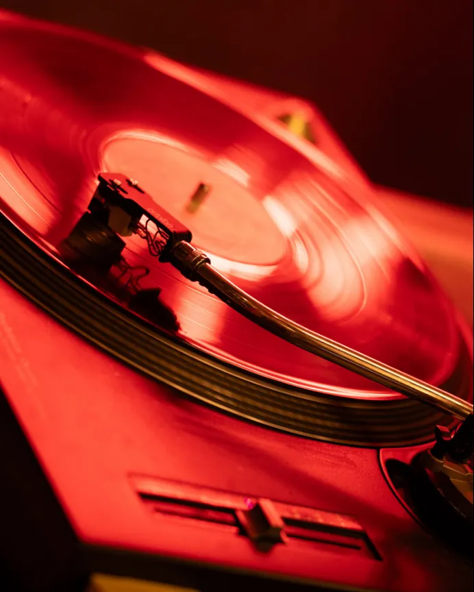 Vinil girando no toca-discos